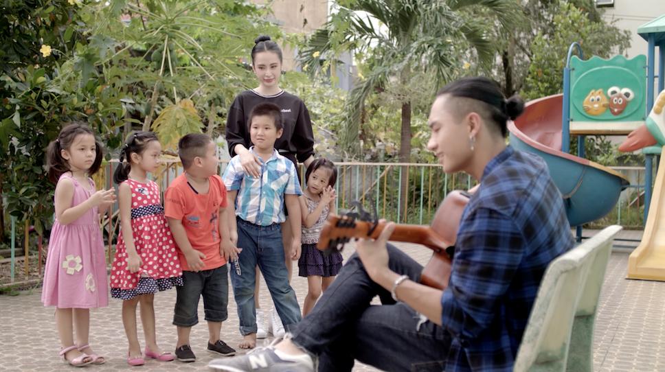 Angela Phương Trinh đổ cái rầm khi nghe Hữu Vi hát Ba kể con nghe-2