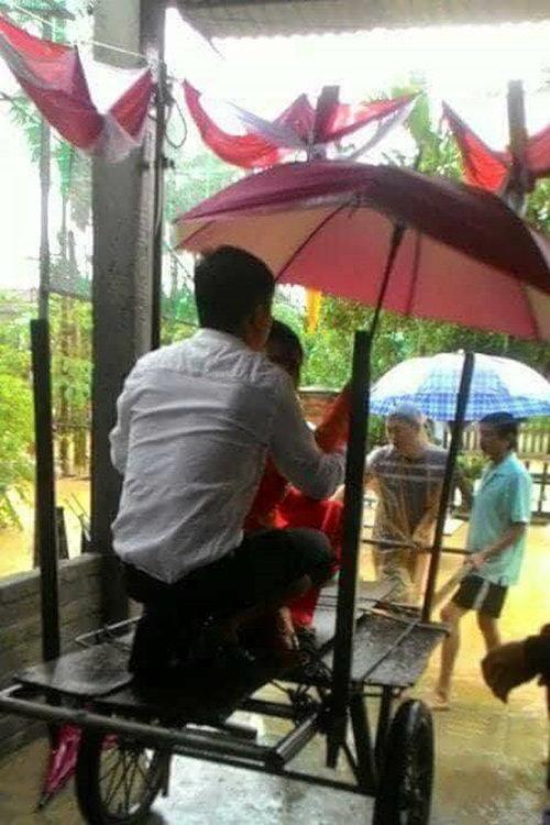 Chú rể kéo xe bò rước dâu trong mưa lũ hậu bão số 12 gây sốt mạng xã hội-1