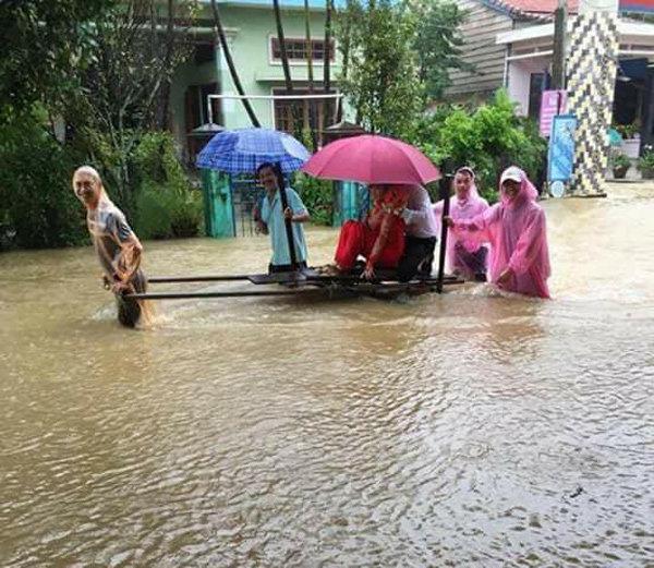 Chú rể kéo xe bò rước dâu trong mưa lũ hậu bão số 12 gây sốt mạng xã hội-2