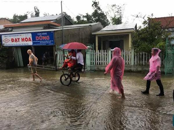 Chú rể kéo xe bò rước dâu trong mưa lũ hậu bão số 12 gây sốt mạng xã hội-3