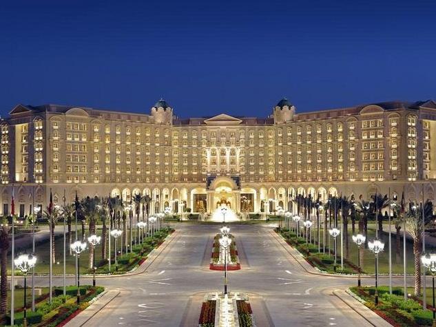 Khách Tây hứng thú dạo phố lũ Hội An-10