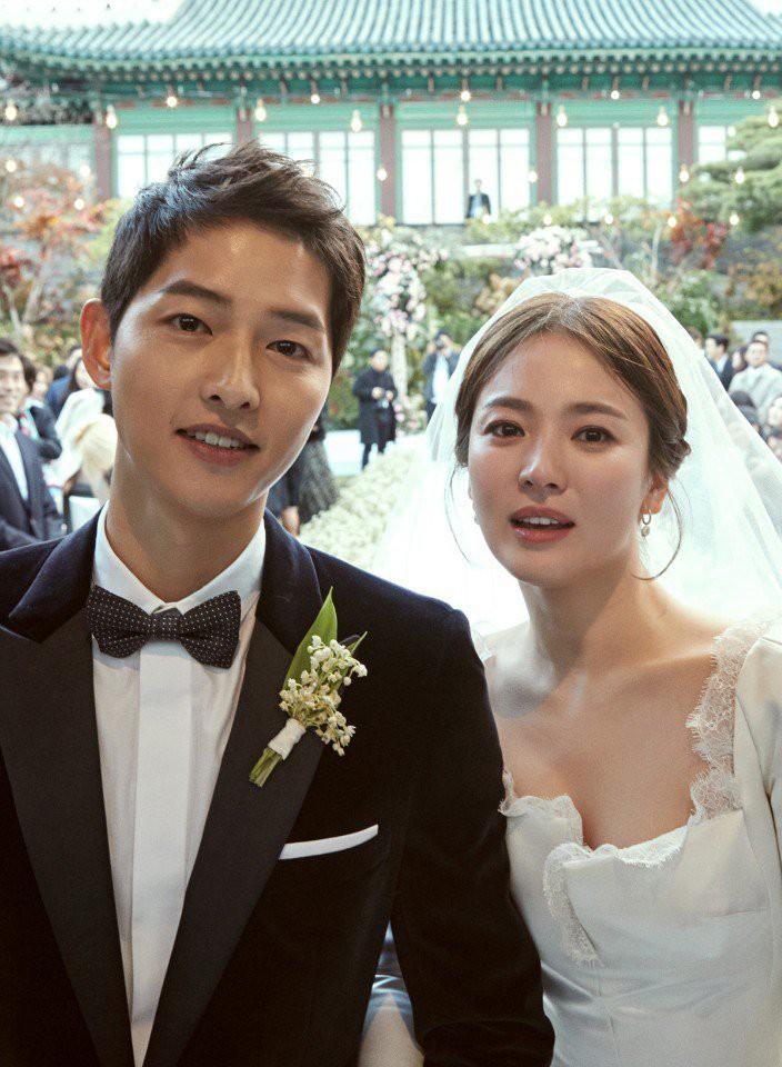 Dior hé lộ những bức hình hiếm có về quá trình tạo nên chiếc váy cưới của Song Hye Kyo-1
