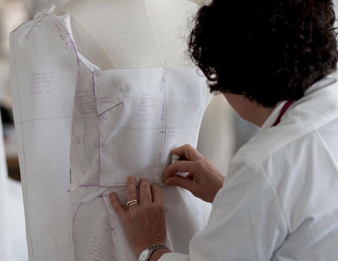 Dior hé lộ những bức hình hiếm có về quá trình tạo nên chiếc váy cưới của Song Hye Kyo-7