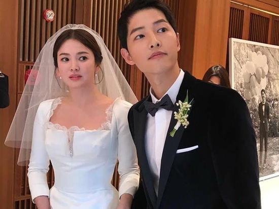 Dior hé lộ những bức hình hiếm có về quá trình tạo nên chiếc váy cưới của Song Hye Kyo