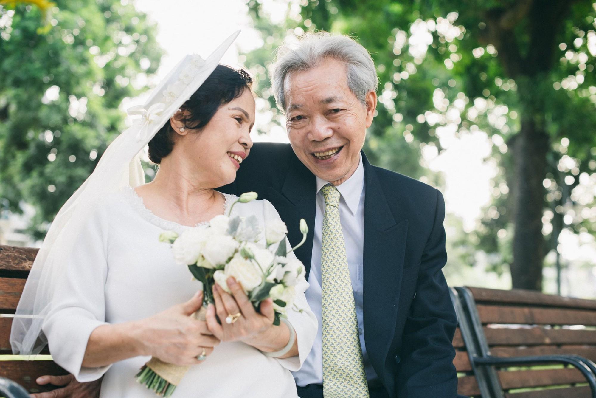 Bộ ảnh cưới đầu tiên sau 45 năm kết hôn và chia sẻ xúc động của con trai cho bố mẹ-1