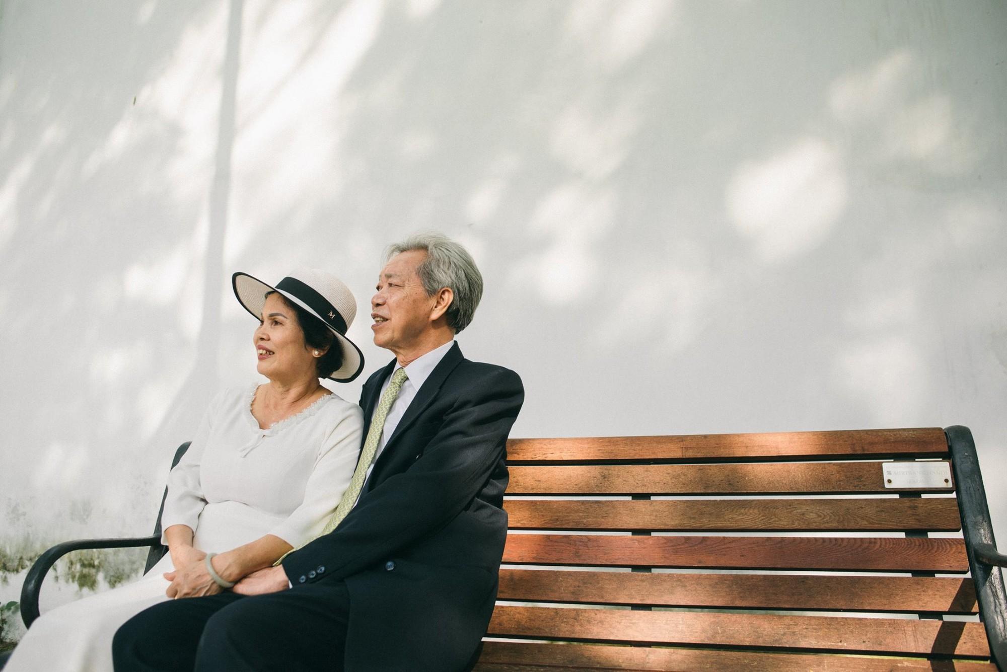 Bộ ảnh cưới đầu tiên sau 45 năm kết hôn và chia sẻ xúc động của con trai cho bố mẹ-5