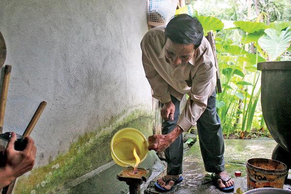 Kỳ bí giếng lửa 10 năm càng đổ nước càng... bốc cháy-1