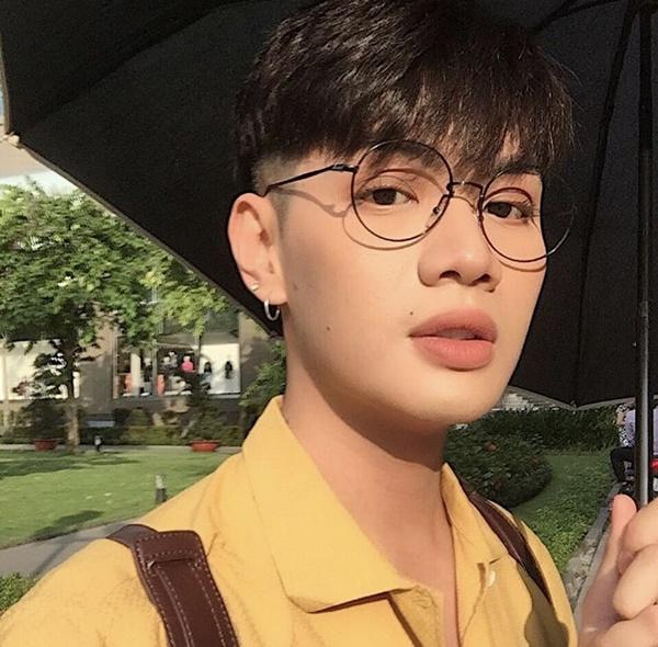 Lên màu son quá đẹp, Đào Bá Lộc trở thành người sở hữu đôi môi khiến chị em ghen tỵ-1