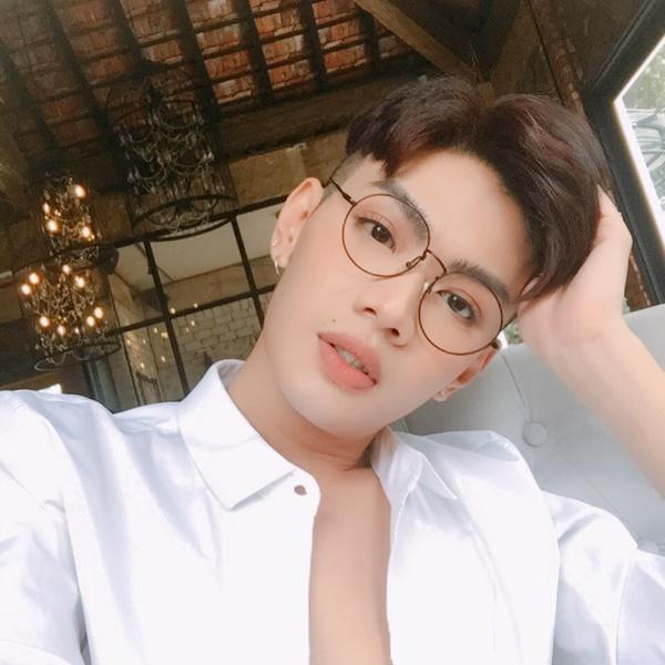 Lên màu son quá đẹp, Đào Bá Lộc trở thành người sở hữu đôi môi khiến chị em ghen tỵ-4