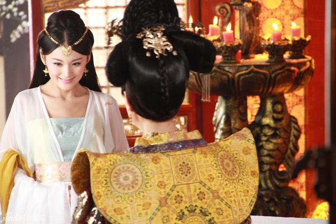 Nàng phi xảo trá có làn da tỏa hương hoa, bị Hoàng đế ép làm chiến lợi phẩm cho bao người chiêm ngưỡng-2