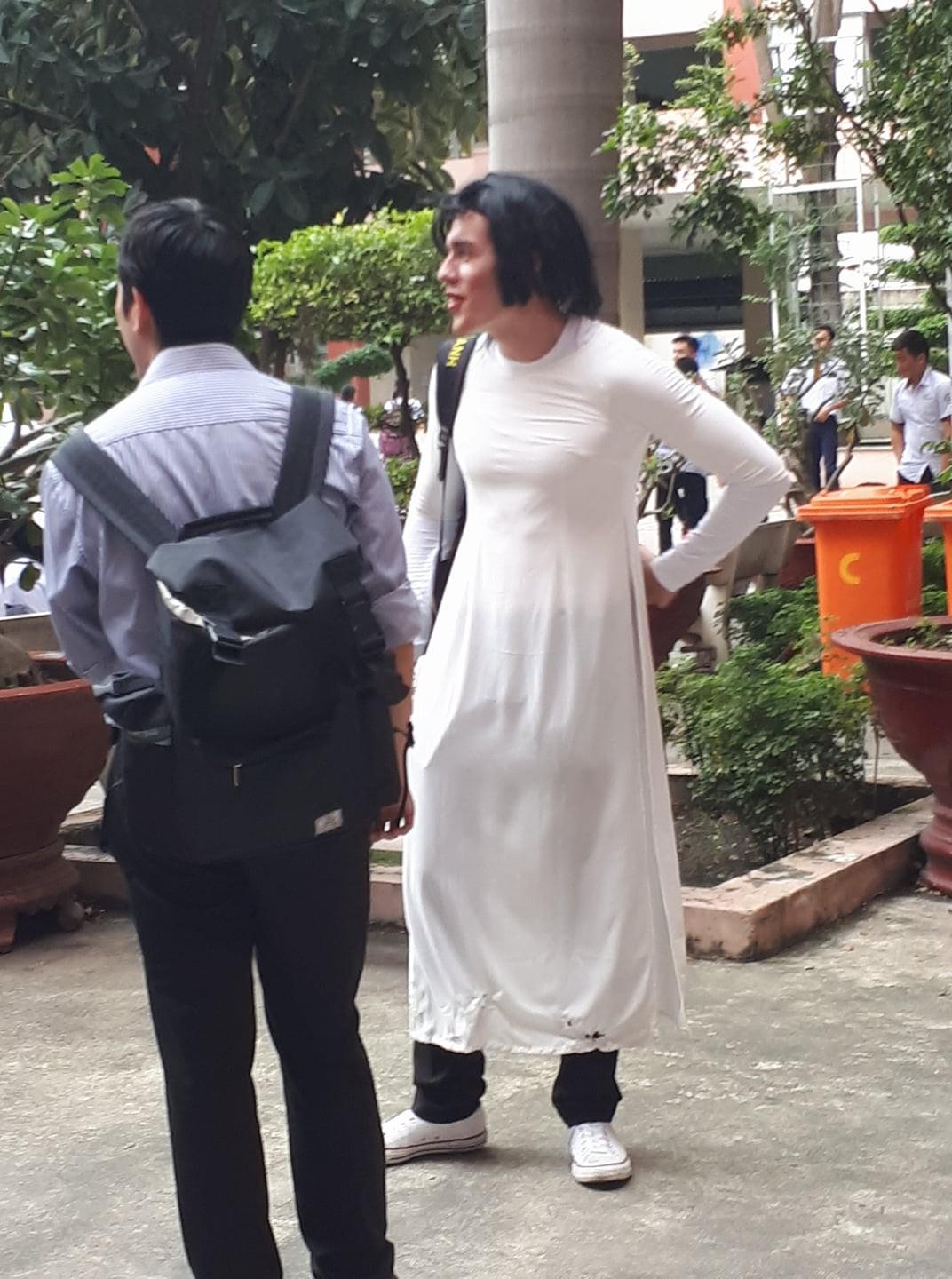 Thầy giáo Tây đội tóc giả, mặc áo dài hoá trang làm cô giáo cực đáng yêu-1