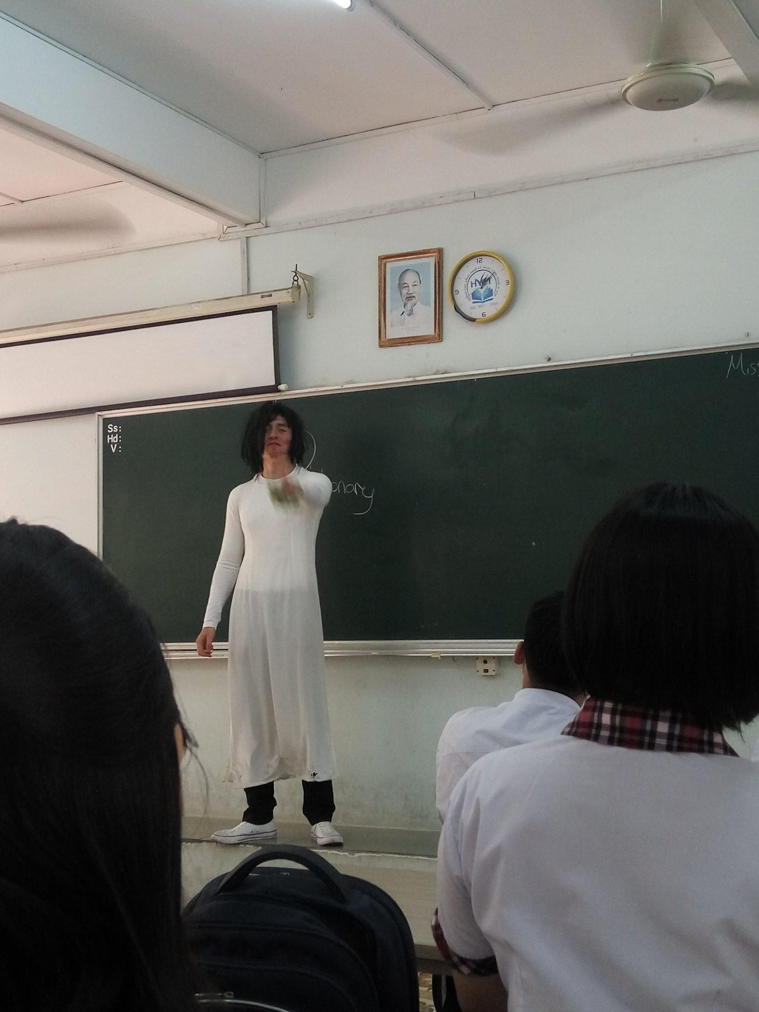 Thầy giáo Tây đội tóc giả, mặc áo dài hoá trang làm cô giáo cực đáng yêu-3