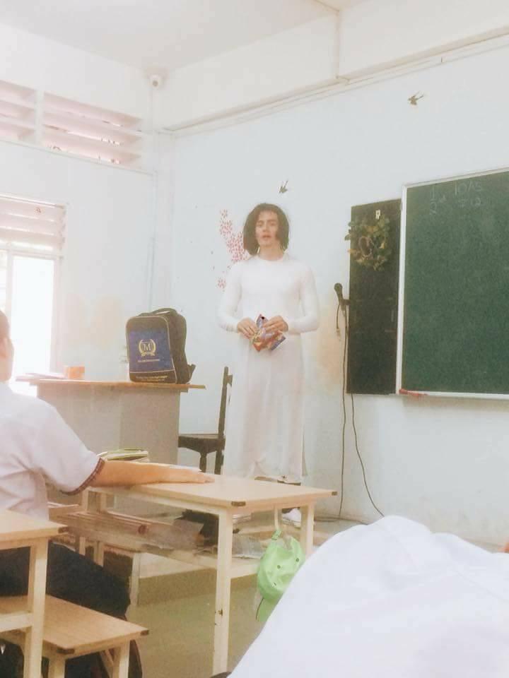 Thầy giáo Tây đội tóc giả, mặc áo dài hoá trang làm cô giáo cực đáng yêu-4