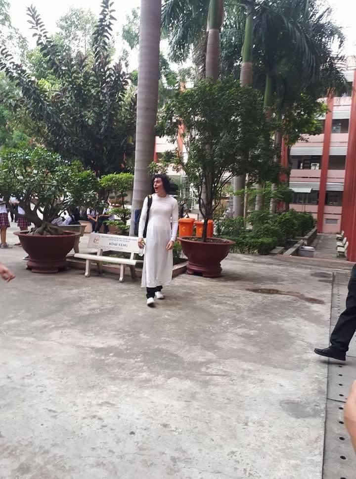 Thầy giáo Tây đội tóc giả, mặc áo dài hoá trang làm cô giáo cực đáng yêu-6