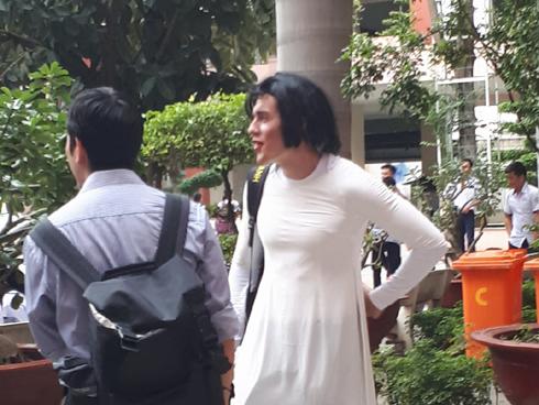 Thầy giáo Tây đội tóc giả, mặc áo dài hoá trang làm cô giáo cực đáng yêu