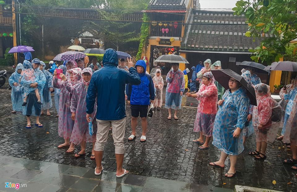 Khách Tây hứng thú dạo phố lũ Hội An-3