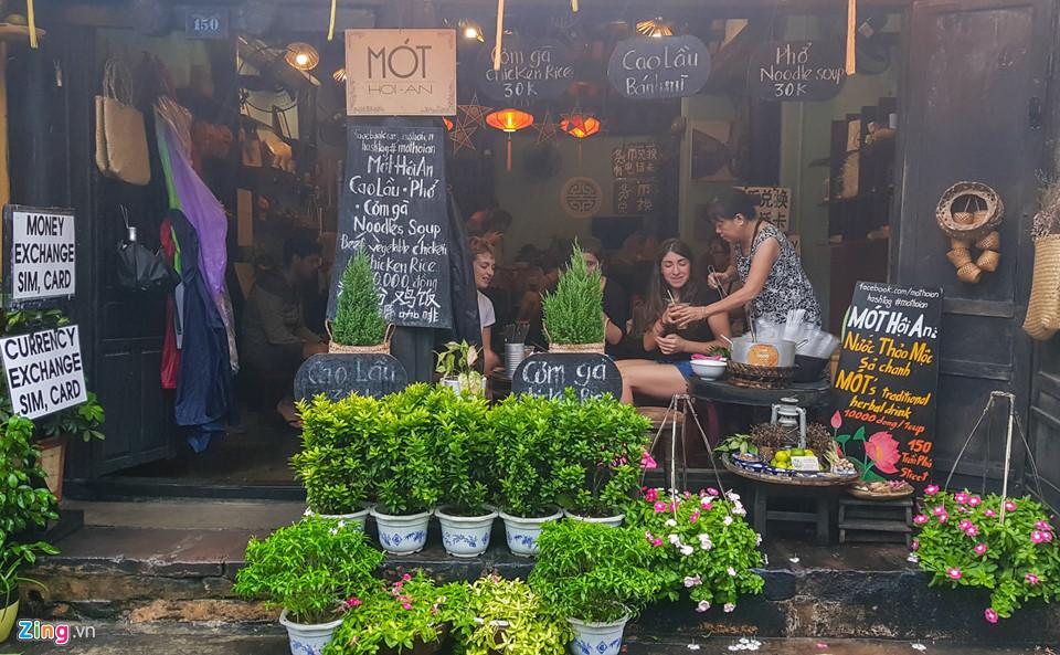 Khách Tây hứng thú dạo phố lũ Hội An-4