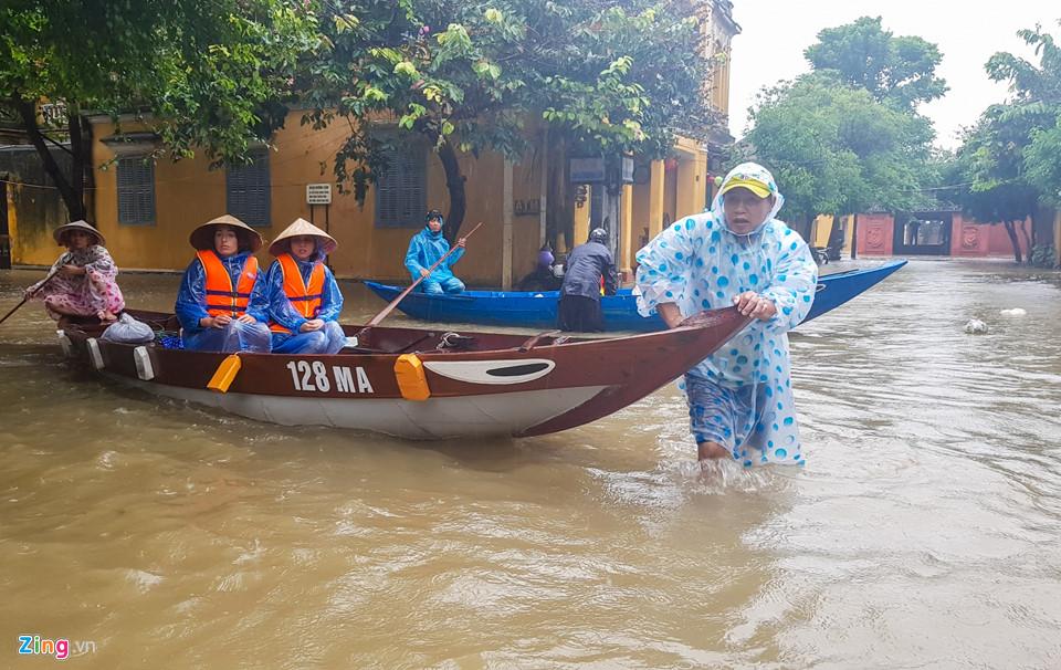 Khách Tây hứng thú dạo phố lũ Hội An-7