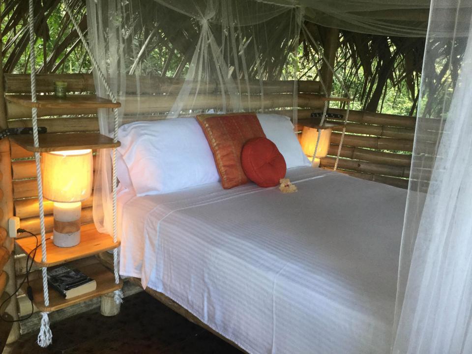 Cặp vợ chồng làm nhà lơ lửng trên cây giữa rừng-2