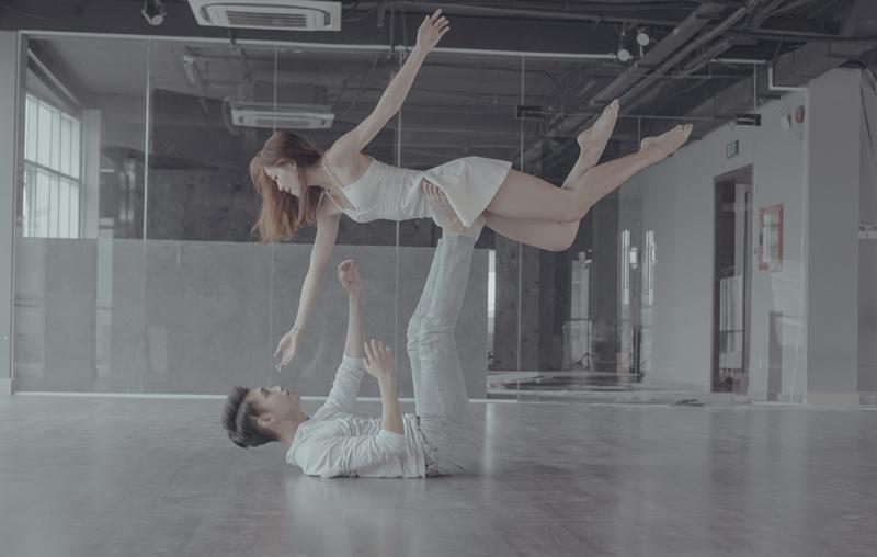 Em gái mưa đã không còn buồn thối ruột trong MV dance của Quang Đăng-2