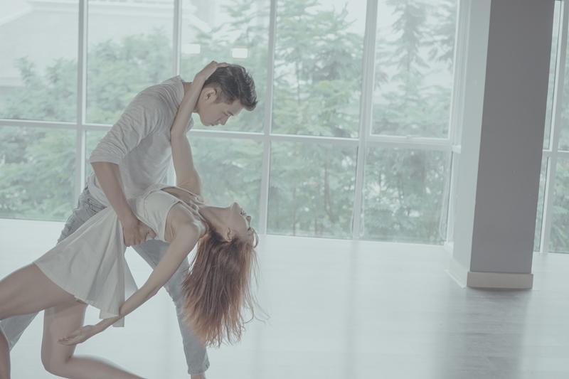 Em gái mưa đã không còn buồn thối ruột trong MV dance của Quang Đăng-4