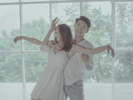 'Em gái mưa' đã không còn 'buồn thối ruột' trong MV dance của Quang Đăng