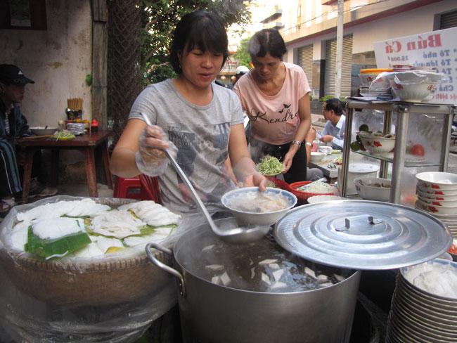 Góc khuất đằng sau câu chuyện nhân viên chan bún lương 5 đến 7 triệu đồng-2