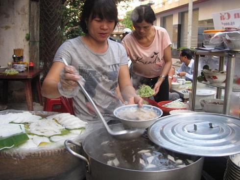 Góc khuất đằng sau câu chuyện nhân viên chan bún lương 5 đến 7 triệu đồng