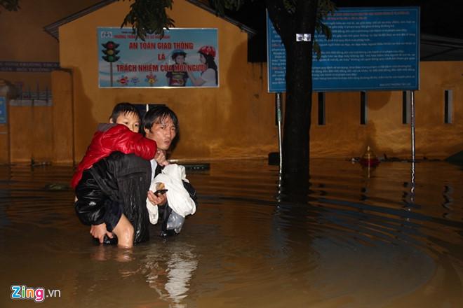 Kinh thành Huế bị ngập sâu, người dân trắng đêm canh lũ-1