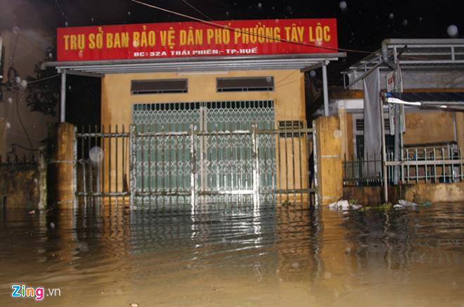 Kinh thành Huế bị ngập sâu, người dân trắng đêm canh lũ-2