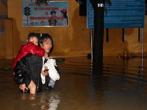 Kinh thành Huế bị ngập sâu, người dân trắng đêm canh lũ