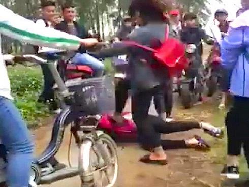 Mâu thuẫn trên Facebook, nữ sinh bị nhóm bạn cùng lớp đánh hội đồng