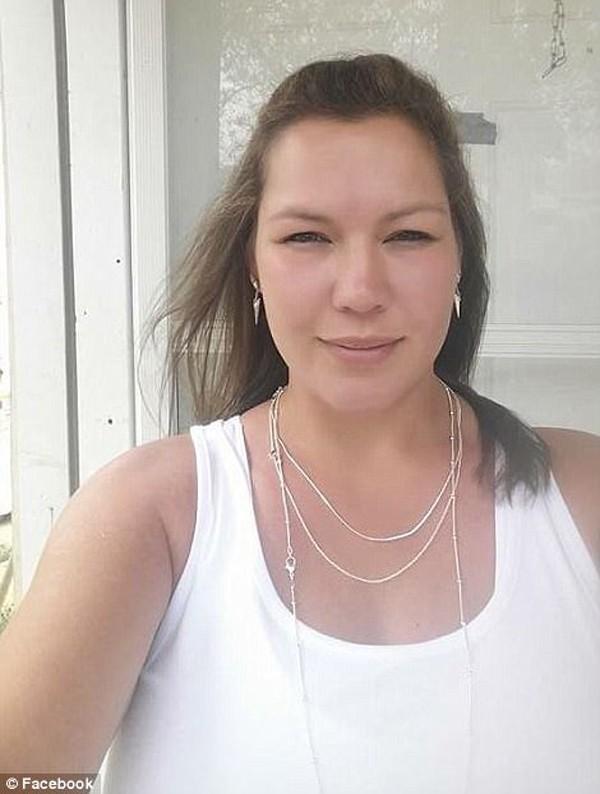 Cô bé xinh như thiên thần lạc mất mẹ trong vụ xả súng 26 người chết-1