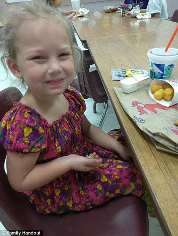 Cô bé xinh như thiên thần lạc mất mẹ trong vụ xả súng 26 người chết-2