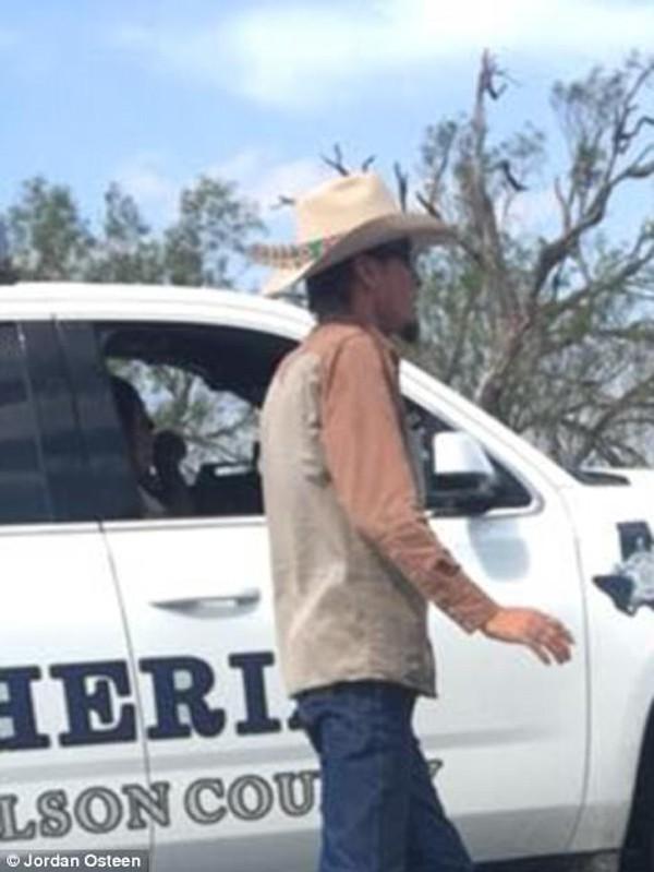 Cô bé xinh như thiên thần lạc mất mẹ trong vụ xả súng 26 người chết-3