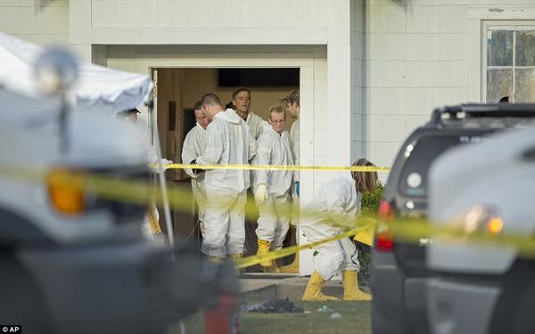 Cô bé xinh như thiên thần lạc mất mẹ trong vụ xả súng 26 người chết-9