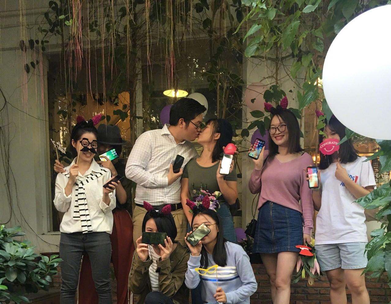 Cầu hôn bạn gái bằng 25 chiếc iPhone X và cái kết tất nhiên là mỹ mãn-5