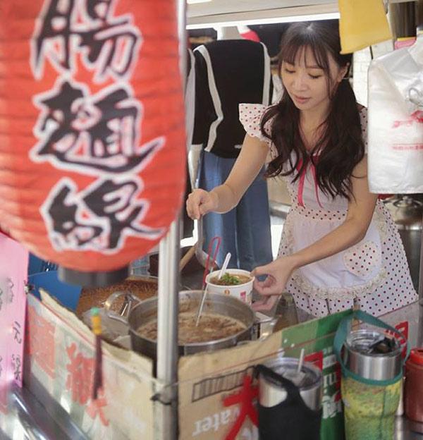 Hàng bún ở phố đi bộ Đài Loan gây sốt vì món ăn ngon mà cô chủ xinh như hotgirl-3