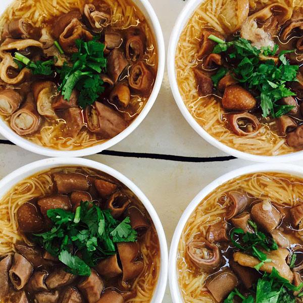 Hàng bún ở phố đi bộ Đài Loan gây sốt vì món ăn ngon mà cô chủ xinh như hotgirl-6