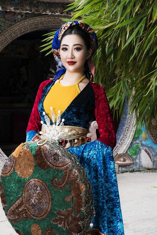 Huỳnh Thúy Anh hóa thân thành hoàng hậu-1