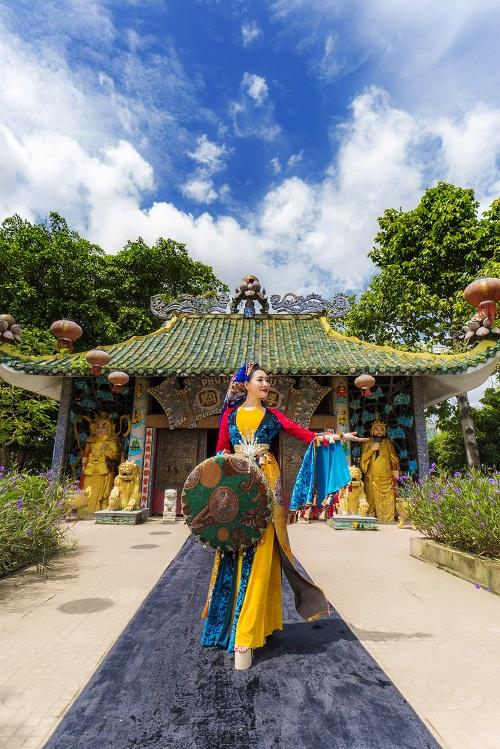 Huỳnh Thúy Anh hóa thân thành hoàng hậu-2