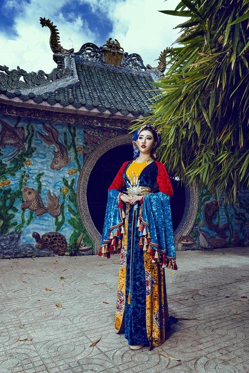 Huỳnh Thúy Anh hóa thân thành hoàng hậu-3