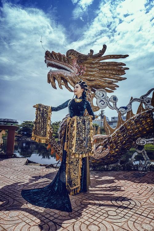 Huỳnh Thúy Anh hóa thân thành hoàng hậu-6