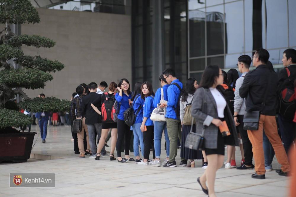 Hàng ngàn bạn trẻ xếp hàng từ sớm chờ buổi trò chuyện với tỷ phú Jack Ma tại Hà Nội-1