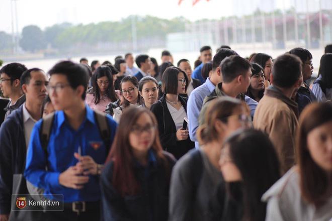 Hàng ngàn bạn trẻ xếp hàng từ sớm chờ buổi trò chuyện với tỷ phú Jack Ma tại Hà Nội-5