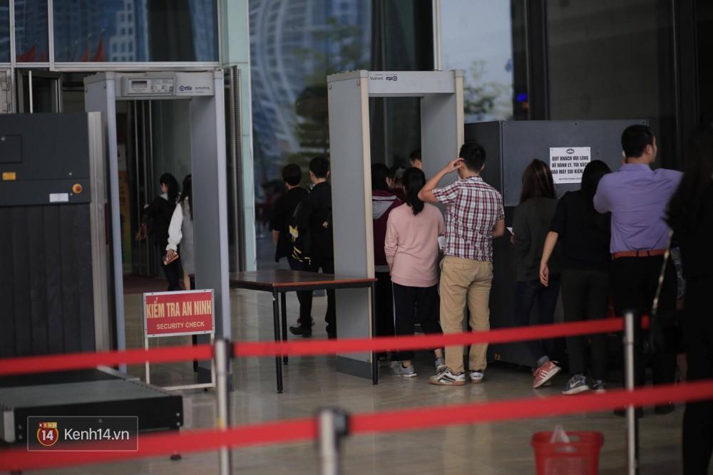 Hàng ngàn bạn trẻ xếp hàng từ sớm chờ buổi trò chuyện với tỷ phú Jack Ma tại Hà Nội-6