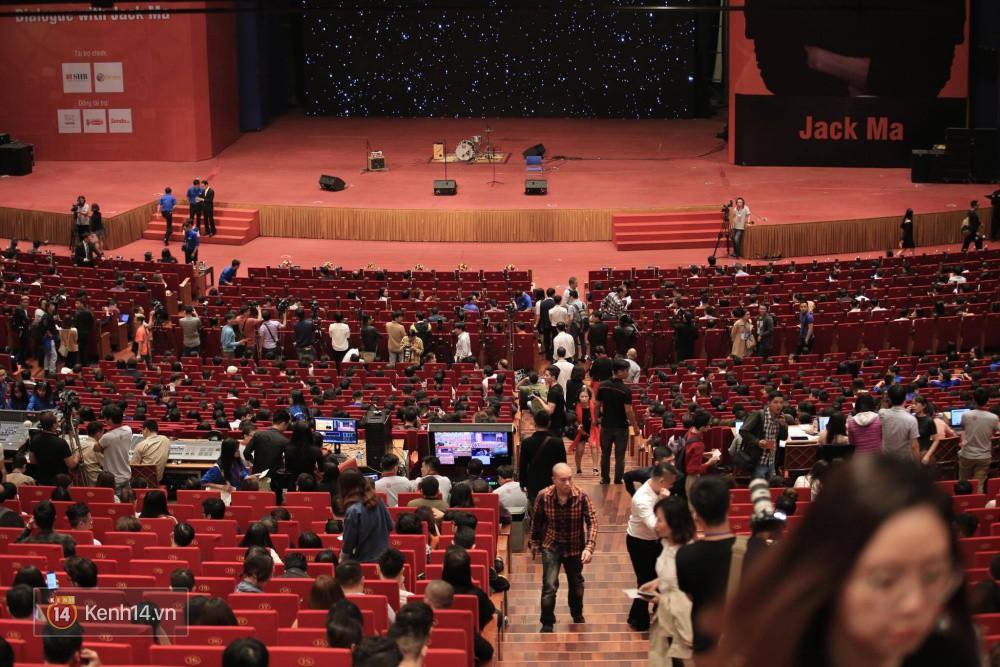 Hàng ngàn bạn trẻ xếp hàng từ sớm chờ buổi trò chuyện với tỷ phú Jack Ma tại Hà Nội-7