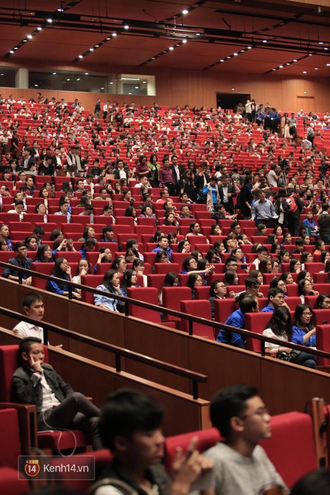 Hàng ngàn bạn trẻ xếp hàng từ sớm chờ buổi trò chuyện với tỷ phú Jack Ma tại Hà Nội-8