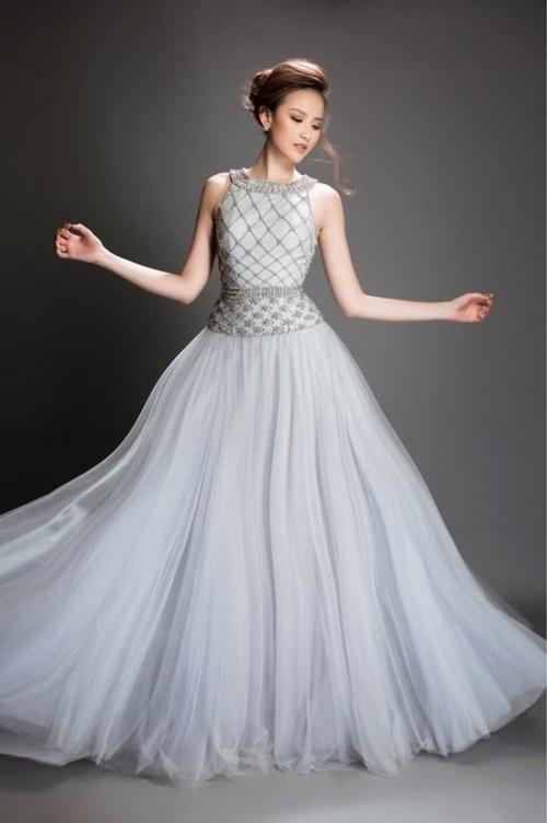 Hoa hậu Khánh Ngân không thua kém khi diện lại trang phục của đàn chị Đặng Thu Thảo-3