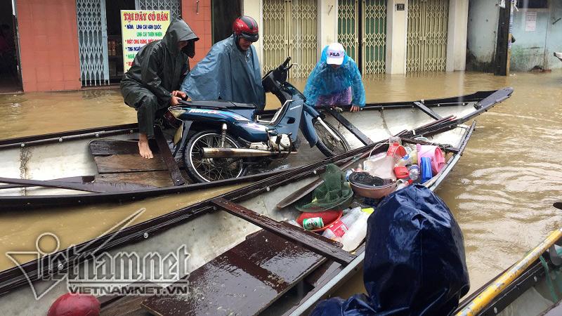 Mưu sinh trên phố ngập lũ ở Huế hốt bạc triệu mỗi ngày-1